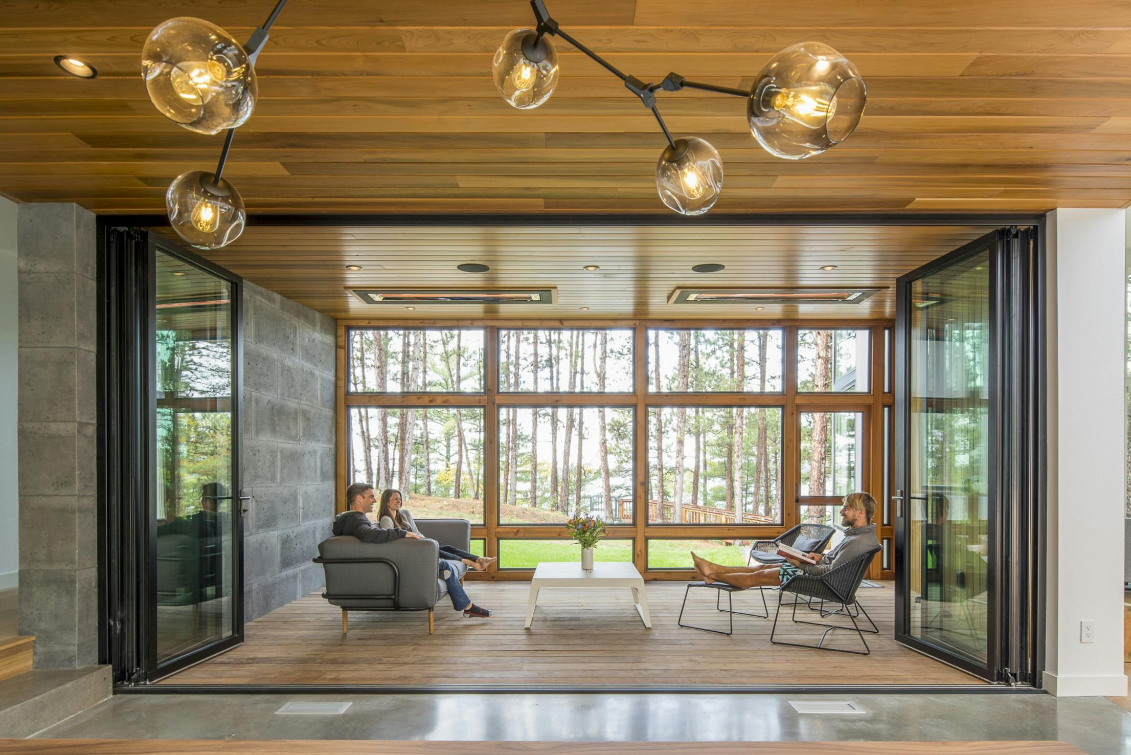 Smithsonian 波のゆらぎ 窓際インテリア Inviting Lakeside 3-Season Porch with Folding Glass Door System